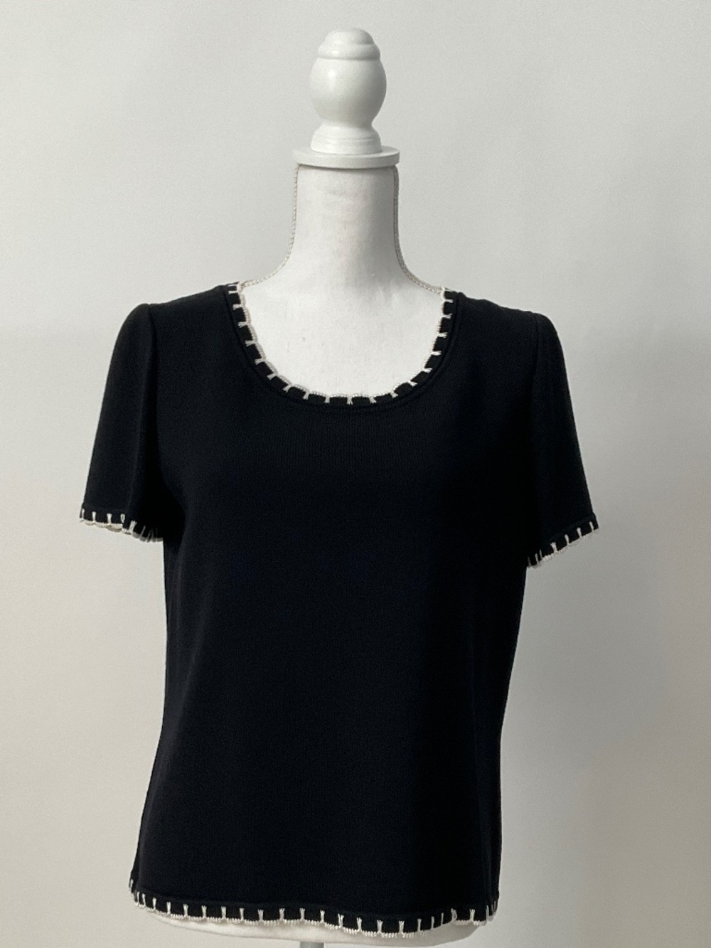 ST. JOHN Santana Knit Short Sleeve Black Ivory Trim Top Size M